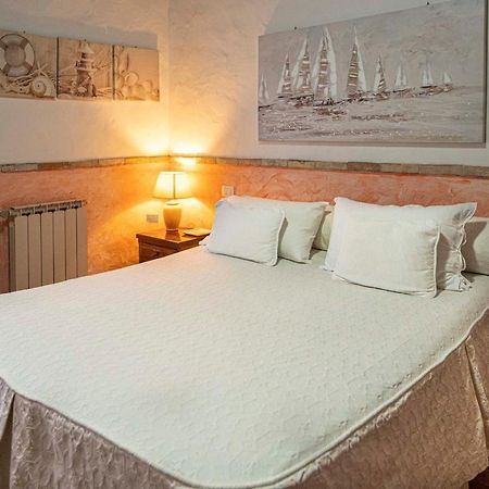 Sa Domu Sarda Suites - Bed & Breakfast Porto Columbu - Perd'E Sali Bagian luar foto