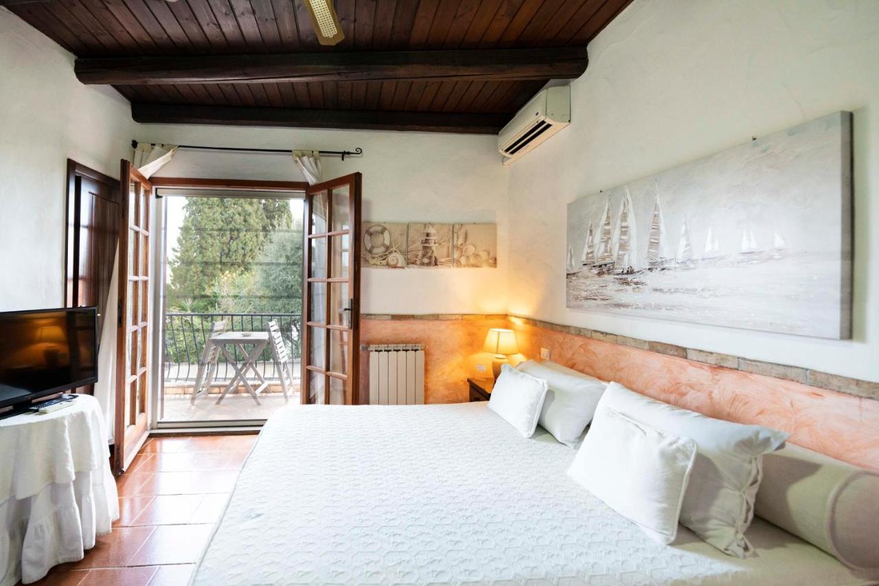 Sa Domu Sarda Suites - Bed & Breakfast Porto Columbu - Perd'E Sali Bagian luar foto