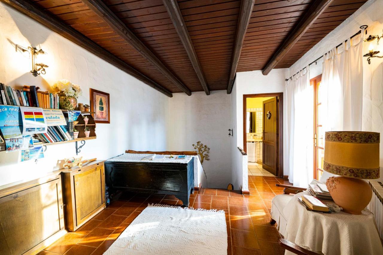 Sa Domu Sarda Suites - Bed & Breakfast Porto Columbu - Perd'E Sali Bagian luar foto