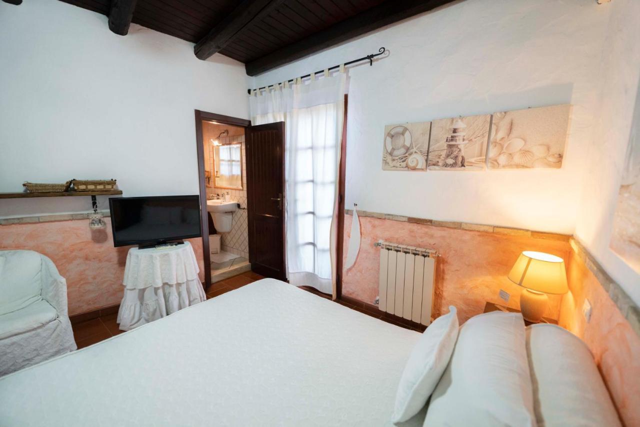 Sa Domu Sarda Suites - Bed & Breakfast Porto Columbu - Perd'E Sali Bagian luar foto