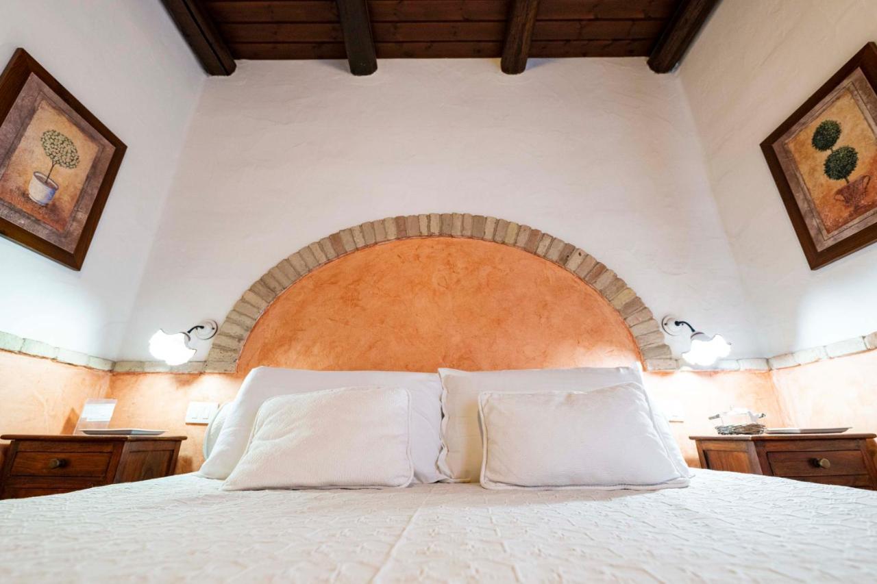 Sa Domu Sarda Suites - Bed & Breakfast Porto Columbu - Perd'E Sali Bagian luar foto