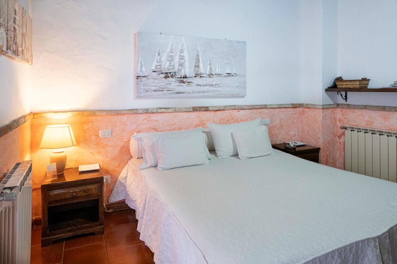 Sa Domu Sarda Suites - Bed & Breakfast Porto Columbu - Perd'E Sali Bagian luar foto